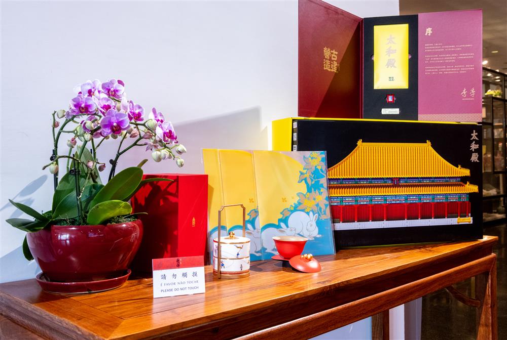 <p><span style="color: rgb(5, 5, 5); font-family: "Segoe UI Historic", "Segoe UI", Helvetica, Arial, sans-serif; font-size: 15px;">於藝博館一樓展示有獎遊戲的精美獎品</span></p>