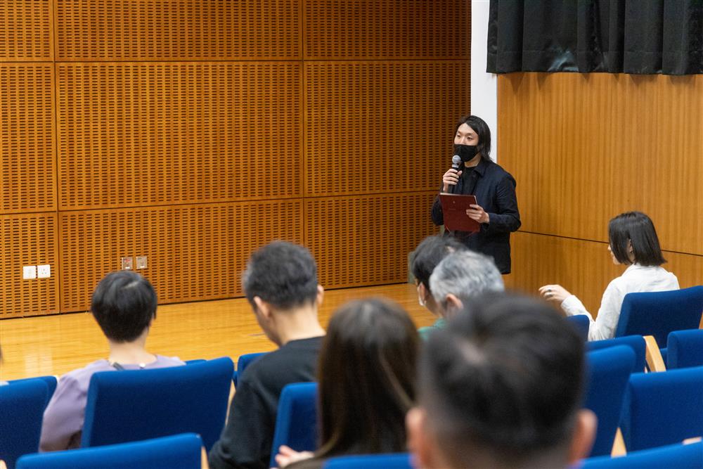 <p>澳門電影人林鍵均導演在電影放映前特意為觀眾介紹電影的背景和特色,讓觀眾能更好的進入不一樣的映像世界。</p>
<p> </p>