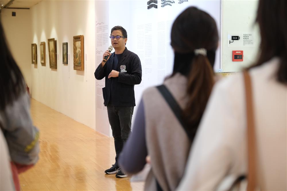 <p>在“藝博館遇見”活動中,“澳門現代風前奏”策展人吳方洲與多位澳門藝術家分享前輩畫家的春風化雨。</p>
<p> </p>