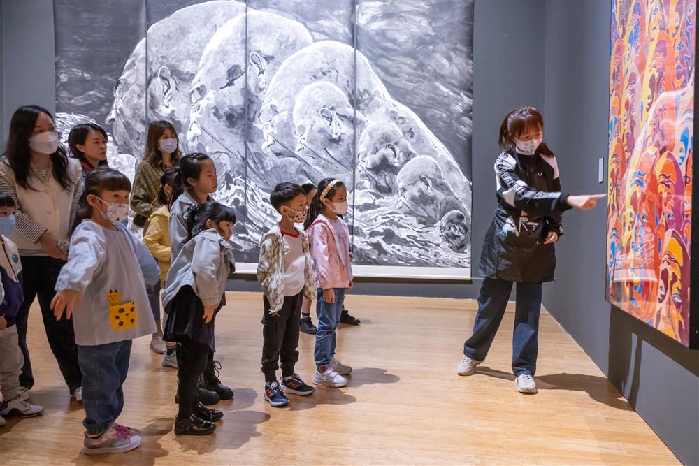 <p>一家大小細心聆聽 “塵光--方力鈞個展”的專題導賞。</p>
<p> </p>