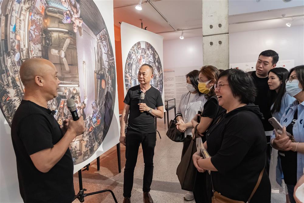 <p>另一邊廂,館外活動同樣精彩,現正於塔石藝文館展出的“夢之寓言――走向威尼斯國際藝術雙年展之路”好評如潮,藝博館借此契機,邀請“一孖”藝術小組兩位藝術家吳衛鳴與陳顯耀與觀眾會面分享創作心得,熱情解說以澳門隱世老店為場景的天堂之夢與南柯一夢,一起捕捉澳門城市變遷中快要消失的某個瞬間,大大加強了藝術和社區的連結。</p>
<p> </p>
