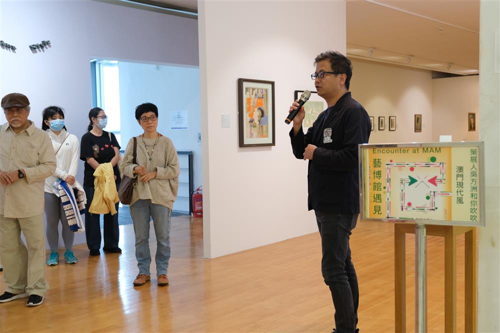 <p>藝博館“澳門現代風前奏”策展人吳方洲介紹了今次“言傳身教”導賞活動，特別請來了多位參展藝術家邵燕樑、吳衛堅、蘇鑑良、黃肖萍、梁煜輝、陳美儀、姚豐等，幾位當年的“學生”（現在已是鼎鼎大名的畫家了）分享過往與前輩畫家譚智生、甘長齡、陳學書及趙偉夫等良師們共度畫室時光的點滴。</p>
