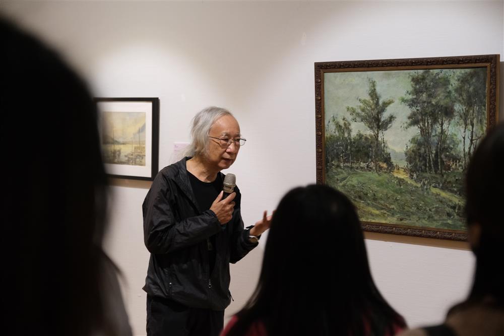 <p>邵燕樑先生介紹了譚智生老師以粗獷筆觸作畫的特色，並憶述當年跟隨老師學習的趣事，譚先生熱心教育，鼓勵學生要走出自己的藝術之路﹔也不時為學生親自下廚，其中一道 “狗仔鴨”令學生們回味至今。</p>
