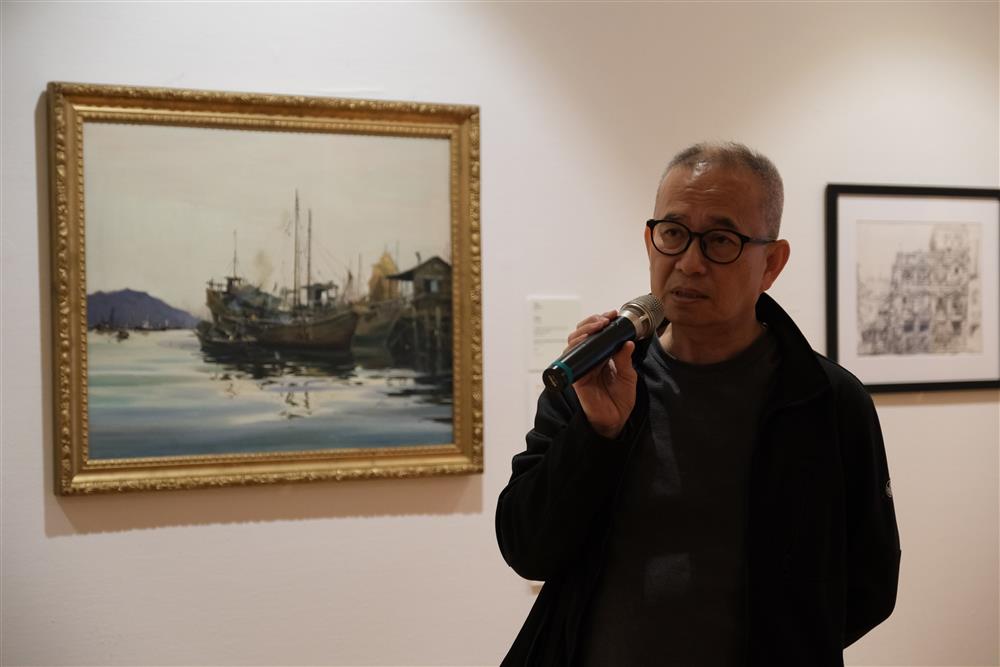<p>吳衛堅先生訴說跟隨甘長齡先生學藝的緣起，由甘老師喜愛的菊花（也是吳先生未來交的 “學費”）說起，憶及圍在老師畫桌邊看邊學，到最後未能收集老師畫作的憾事，種種畫面活靈活現，情之深切，在場聽眾無不動容。</p>

