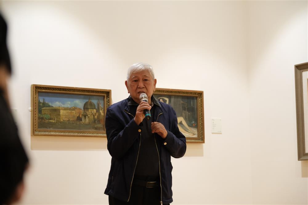 <p>蘇鑑良先生感謝恩師陳學書先生為他打下紮實的油畫基礎，他特別以陳先生著名畫作《意大利少女》為例，分享意大利畫家喜歡使用深沉的色調作為背景，以便運用光線來突出畫中主題。</p>
