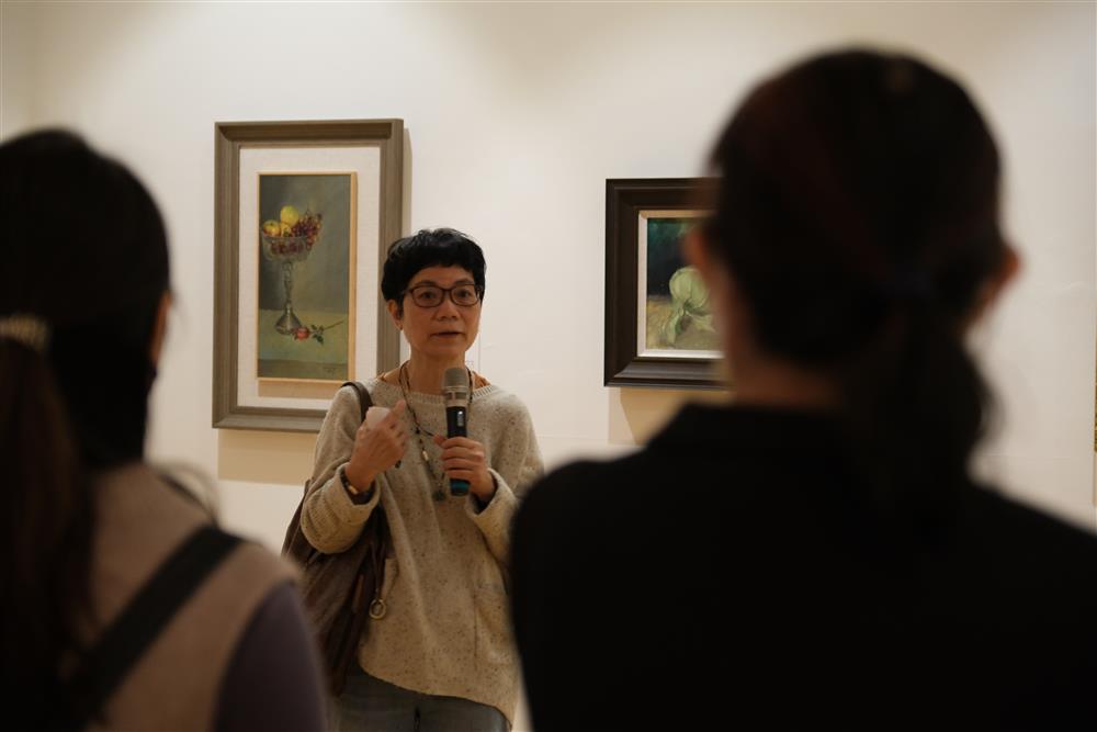 <p>黃肖萍女士，從小立志成為畫家，年少時跟隨譚智生先生學畫畫，為遠赴法國巴黎學藝作好準備，黃肖萍堅持每周乘船往港（當時一程船就要三小時）隨晚年長居香港的陳學書先生學習油畫和人像寫生，成為陳學書先生最後一位的澳門學生。黃肖萍表示感謝陳先生的悉心指導，習得紮實的油畫基礎，最後方能順利考進法國里昂國立藝術學院。</p>

<p> </p>
