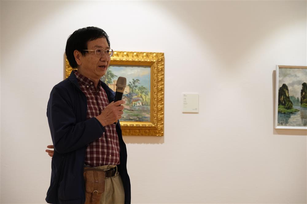 <p>正是依依不捨之際，來了最後“驚喜”！及時趕到的姚豐先生為大家介紹他跟隨譚智生先生習畫的逸事，到戶外寫生，在畫室鍛鍊，更不時品嘗到老師的廚藝，真的回味無窮。</p>

<p> </p>
