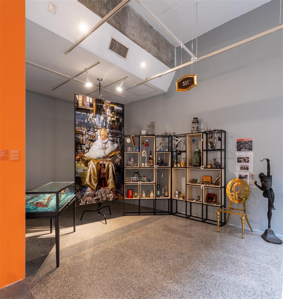 <p><span style="color: rgb(5, 5, 5); font-family: "Segoe UI Historic", "Segoe UI", Helvetica, Arial, sans-serif; font-size: 15px;">觀眾可以嘗試探索陳設的物品在攝影作品出現的位置,思考藝術家的立意。這些物品有我們日用常見的,也有認識但已逐漸被淘汰、被遺忘的生活用品,非常有趣。</span></p>