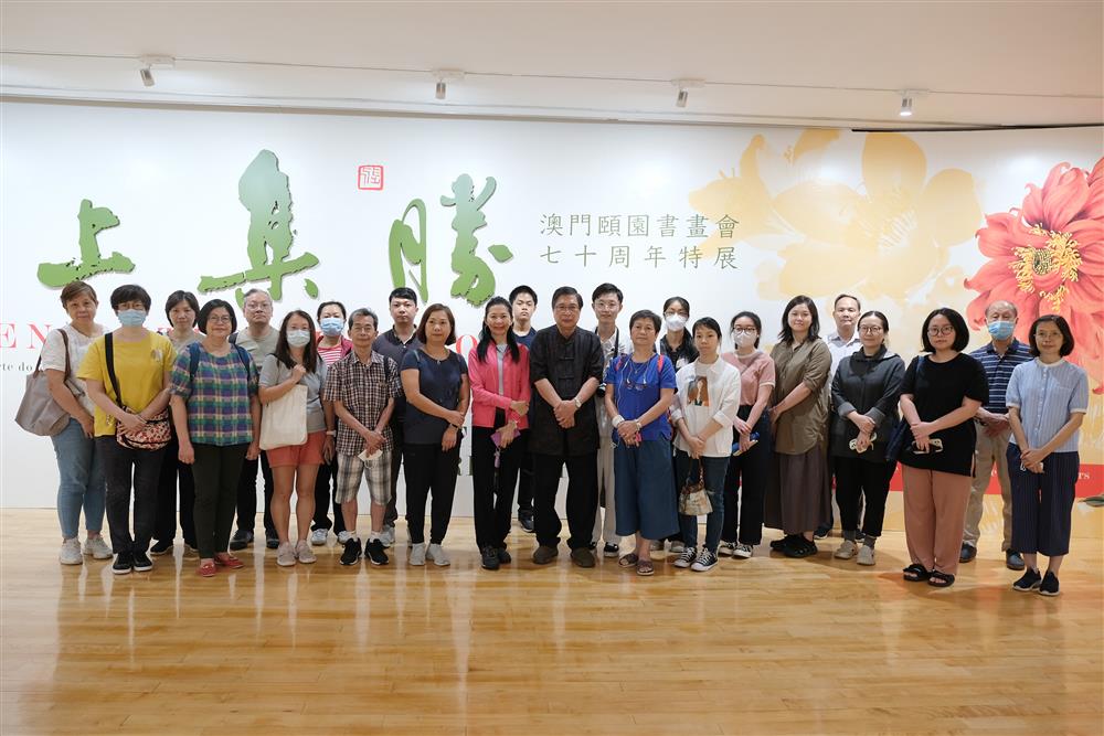 <p><span style="color: rgb(5, 5, 5); font-family: "Segoe UI Historic", "Segoe UI", Helvetica, Arial, sans-serif; font-size: 15px;">藝術家司徒乃鍾與參加者合照。</span></p>
