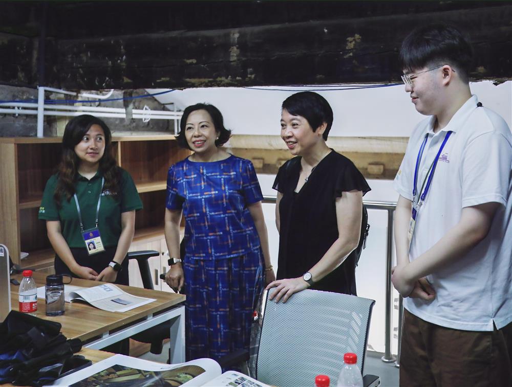 <p><span style="color: rgb(5, 5, 5); font-family: "Segoe UI Historic", "Segoe UI", Helvetica, Arial, sans-serif; font-size: 15px;">開學禮結束後，眾嘉賓在故宮博物院常務副院長婁瑋引領下，一同參觀實習場所，瞭解實習安排。未來六周，38位實習生將於故宮博物院內14個部門的不同崗位上開展深度實踐交流。</span></p>
