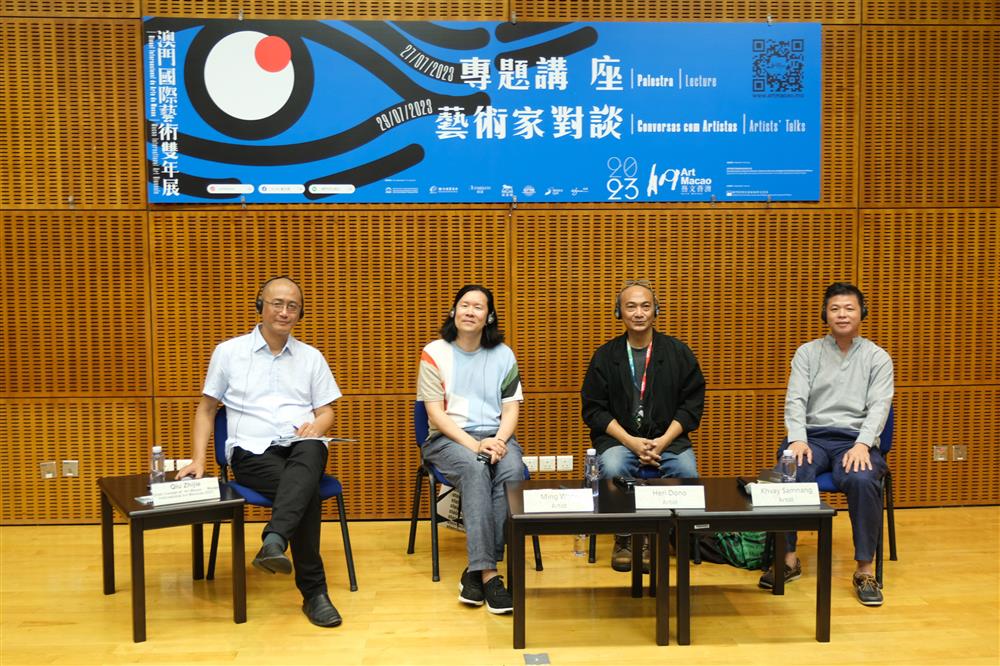 <p>邱志杰與黃漢明、赫利‧多諾、柯艾‧桑南探討東南亞當代藝術。</p>
