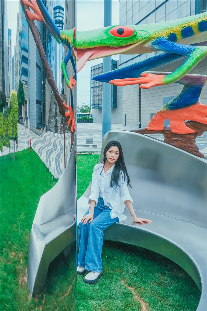 <p> </p>
<p>意大利文藝復興時期的偉大藝術家,如布魯內萊斯基(Filippo Brunelleschi)和達文西(Leonardo da Vinci),總是在他們的作品中將藝術與科學結合,而變形藝術(Anamorphosis)就是其中一種形象呈現技法。“Anamorphosis” 出自希臘文,為“改變形象”之意,是一種透視投影藝術,藝術家利用扭曲變形過後的影像創作成不同於原始影像的畫作,而觀察者可以透過特定角度(透視)或是特殊裝置(鏡子)欣賞到原始的影像。</p>
<p>《煉金術的飛躍》的創作人是來自約翰內斯堡的Jonty Hurwitz與耶路撒冷的Yifat Davidoff。Jonty Hurwitz認為,在現今世界學科之間的交叉似乎比以往任何時候都顯得更加必要,而 “變形雕塑(Anamorphic Sculpture)” 恰恰做到這一點。</p>
<p>《煉金術的飛躍》基本上沿著藝術家過去在變形雕塑上的成功實踐,選取了其標誌式的紅眼樹蛙形象,並首次加入座位,邀請參觀者停駐在作品之中細心欣賞和思索,同時,座椅亦成為作品的一部份。</p>
<p> </p>