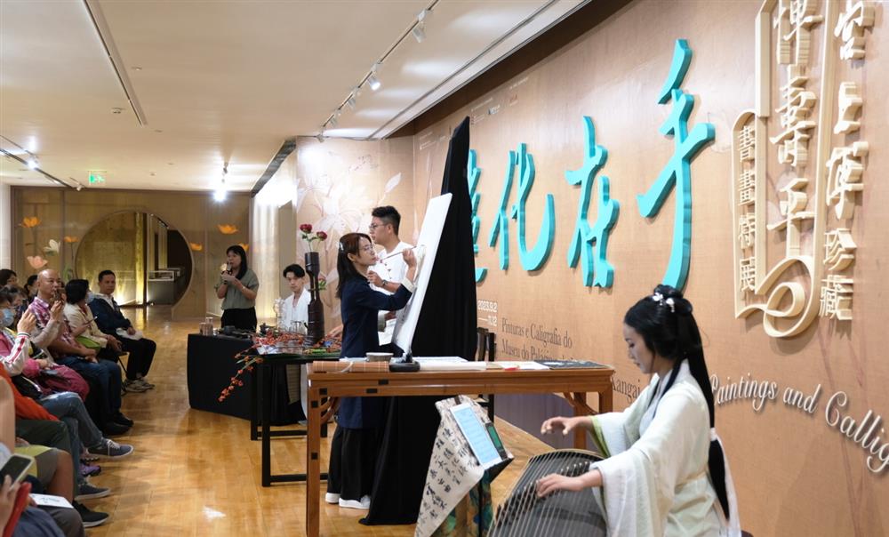 <p>藝博館之友聚會配合展覽的花卉為主題，結合沒骨法繪畫、花藝、茶藝、箏藝進行演出</p>
