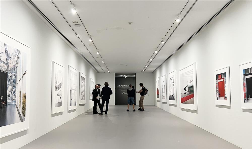 <p><span style="color: rgb(5, 5, 5); font-family: "Segoe UI Historic", "Segoe UI", Helvetica, Arial, sans-serif; font-size: 15px;">“攝影︰敞開心胸,同中見異,異中見同。”</span><br style="color: rgb(5, 5, 5); font-family: "Segoe UI Historic", "Segoe UI", Helvetica, Arial, sans-serif; font-size: 15px;" />
<span style="color: rgb(5, 5, 5); font-family: "Segoe UI Historic", "Segoe UI", Helvetica, Arial, sans-serif; font-size: 15px;">~ 康迪達‧赫弗</span><br style="color: rgb(5, 5, 5); font-family: "Segoe UI Historic", "Segoe UI", Helvetica, Arial, sans-serif; font-size: 15px;" />
<br style="color: rgb(5, 5, 5); font-family: "Segoe UI Historic", "Segoe UI", Helvetica, Arial, sans-serif; font-size: 15px;" />
<span style="color: rgb(5, 5, 5); font-family: "Segoe UI Historic", "Segoe UI", Helvetica, Arial, sans-serif; font-size: 15px;">"Photography : To open the mind for the Variations in the Similarities and the Similarities in the Variations."</span><br style="color: rgb(5, 5, 5); font-family: "Segoe UI Historic", "Segoe UI", Helvetica, Arial, sans-serif; font-size: 15px;" />
<span style="color: rgb(5, 5, 5); font-family: "Segoe UI Historic", "Segoe UI", Helvetica, Arial, sans-serif; font-size: 15px;">~ CANDIDA HÖFER</span></p>