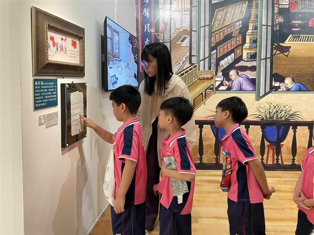 <p>參觀學生對通草畫的材質甚感興趣</p>
