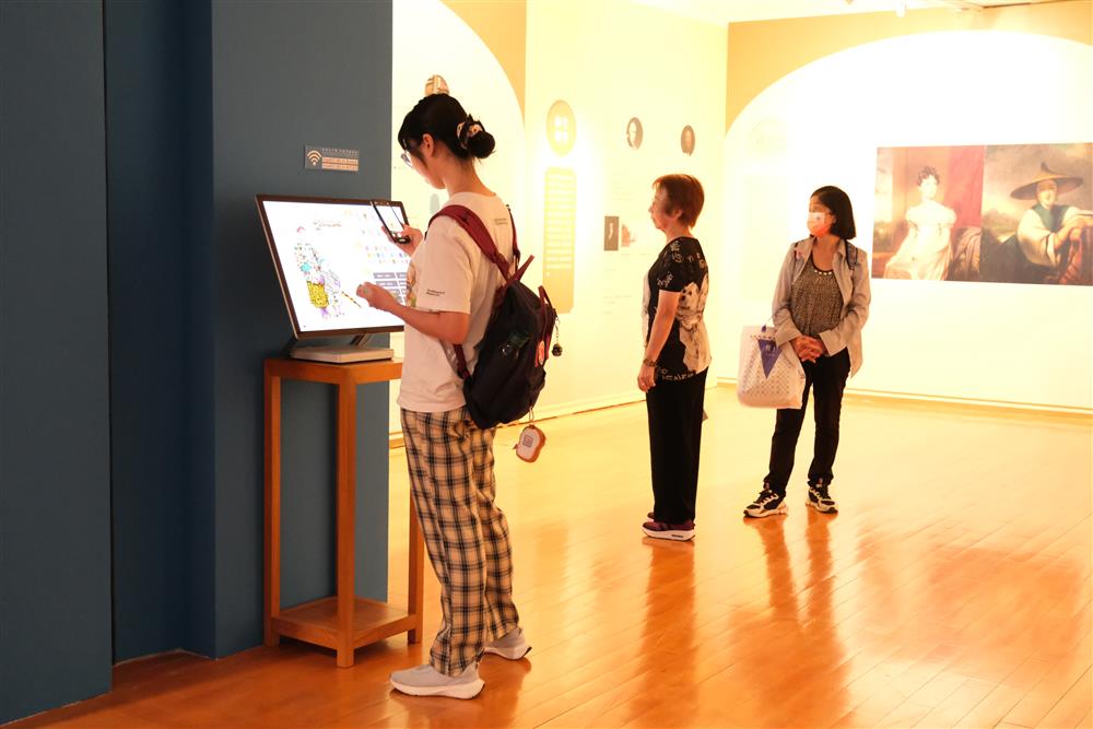 <p>觀眾可利用展場互動觸屏遊戲“百變衣卡”自製電子明信片</p>
