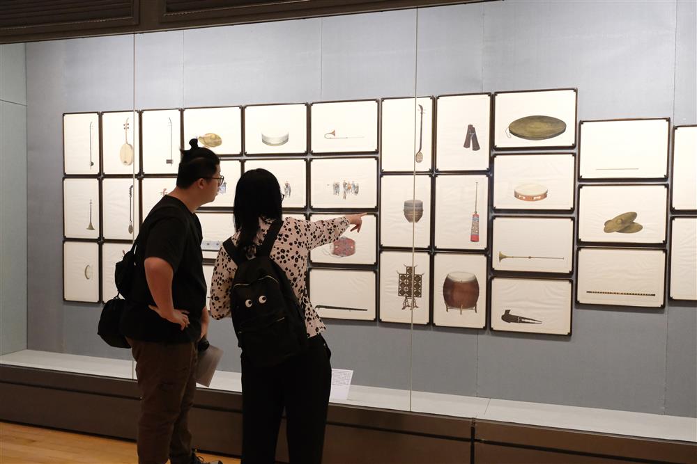<p>是次展出的風俗畫《中國樂器》由四幅樂師演奏圖和三十二幅中國傳統樂器圖組成</p>
