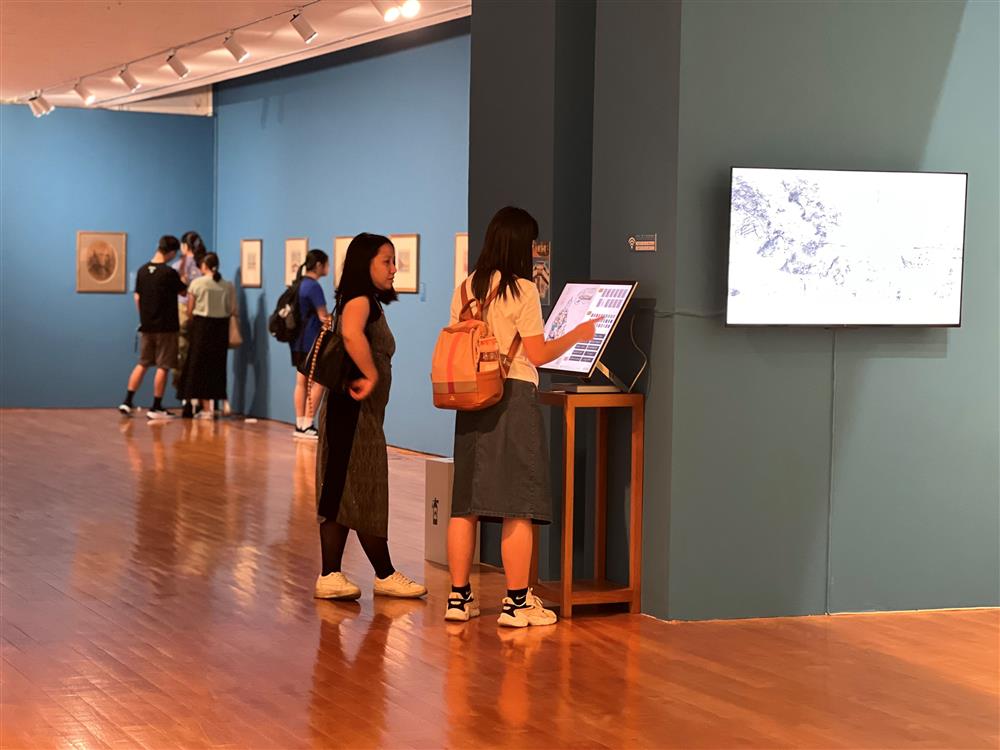 <p><span style="color: rgb(5, 5, 5); font-family: "Segoe UI Historic", "Segoe UI", Helvetica, Arial, sans-serif; font-size: 15px;">繽紛“焦點” 參觀有禮</span><br class="html-br" style="color: rgb(5, 5, 5); font-family: "Segoe UI Historic", "Segoe UI", Helvetica, Arial, sans-serif; font-size: 15px;" />
<span style="color: rgb(5, 5, 5); font-family: "Segoe UI Historic", "Segoe UI", Helvetica, Arial, sans-serif; font-size: 15px;">2024年6月1日至9月15日期間,凡於Facebook、Instagram、微信朋友圈、微博或小紅書等任一社交媒體公開分享 “百變衣卡”電子明信片,並標註“</span><span class="html-span xdj266r x11i5rnm xat24cr x1mh8g0r xexx8yu x4uap5 x18d9i69 xkhd6sd x1hl2dhg x16tdsg8 x1vvkbs" style="margin: 0px; overflow-wrap: break-word; padding: 0px; font-family: "Segoe UI Historic", "Segoe UI", Helvetica, Arial, sans-serif; color: rgb(5, 5, 5); font-size: 15px;"><a class="x1i10hfl xjbqb8w x1ejq31n xd10rxx x1sy0etr x17r0tee x972fbf xcfux6l x1qhh985 xm0m39n x9f619 x1ypdohk xt0psk2 xe8uvvx xdj266r x11i5rnm xat24cr x1mh8g0r xexx8yu x4uap5 x18d9i69 xkhd6sd x16tdsg8 x1hl2dhg xggy1nq x1a2a7pz x1sur9pj xkrqix3 xzsf02u x1s688f" href="https://www.facebook.com/hashtag/%E6%BE%B3%E9%96%80%E8%97%9D%E8%A1%93%E5%8D%9A%E7%89%A9%E9%A4%A8?__eep__=6&__tn__=*NK*F" role="link" style="color: var(--primary-text); cursor: pointer; list-style: none; margin: 0px; text-align: inherit; border-style: none; padding: 0px; border-width: 0px; outline: none; -webkit-tap-highlight-color: transparent; font-weight: 600; touch-action: manipulation; display: inline; font-family: inherit;" tabindex="0">#澳門藝術博物館</a></span><span style="color: rgb(5, 5, 5); font-family: "Segoe UI Historic", "Segoe UI", Helvetica, Arial, sans-serif; font-size: 15px;">”,即可憑分享記錄到一樓接待處領取精美的“焦點”限量明信片套裝或館藏歷史繪畫明信片套裝。6款明信片套裝,每日限量送出其中一款,數量有限,送完即止!每人每日限領取一次。</span></p>