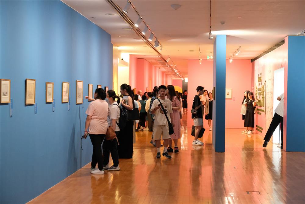 <p>現場參觀者對作品甚感興趣,氣氛熱絡</p>