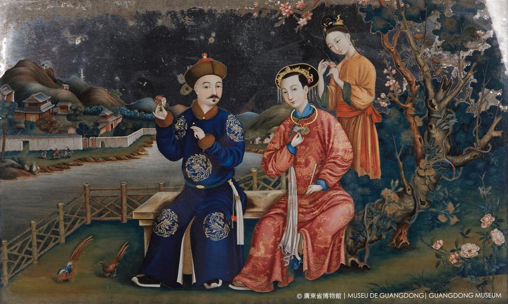 <p><span style="color: rgb(5, 5, 5); font-family: "Segoe UI Historic", "Segoe UI", Helvetica, Arial, sans-serif; font-size: 15px;">滿大人迎春賞花</span><br class="html-br" style="color: rgb(5, 5, 5); font-family: "Segoe UI Historic", "Segoe UI", Helvetica, Arial, sans-serif; font-size: 15px;" />
<span style="color: rgb(5, 5, 5); font-family: "Segoe UI Historic", "Segoe UI", Helvetica, Arial, sans-serif; font-size: 15px;">佚名</span><br class="html-br" style="color: rgb(5, 5, 5); font-family: "Segoe UI Historic", "Segoe UI", Helvetica, Arial, sans-serif; font-size: 15px;" />
<span style="color: rgb(5, 5, 5); font-family: "Segoe UI Historic", "Segoe UI", Helvetica, Arial, sans-serif; font-size: 15px;">玻璃鏡背向油彩</span><br class="html-br" style="color: rgb(5, 5, 5); font-family: "Segoe UI Historic", "Segoe UI", Helvetica, Arial, sans-serif; font-size: 15px;" />
<span style="color: rgb(5, 5, 5); font-family: "Segoe UI Historic", "Segoe UI", Helvetica, Arial, sans-serif; font-size: 15px;">約1780</span><br class="html-br" style="color: rgb(5, 5, 5); font-family: "Segoe UI Historic", "Segoe UI", Helvetica, Arial, sans-serif; font-size: 15px;" />
<span style="color: rgb(5, 5, 5); font-family: "Segoe UI Historic", "Segoe UI", Helvetica, Arial, sans-serif; font-size: 15px;">廣東省博物館藏</span><br class="html-br" style="color: rgb(5, 5, 5); font-family: "Segoe UI Historic", "Segoe UI", Helvetica, Arial, sans-serif; font-size: 15px;" />
<br class="html-br" style="color: rgb(5, 5, 5); font-family: "Segoe UI Historic", "Segoe UI", Helvetica, Arial, sans-serif; font-size: 15px;" />
<span style="color: rgb(5, 5, 5); font-family: "Segoe UI Historic", "Segoe UI", Helvetica, Arial, sans-serif; font-size: 15px;">“滿大人”系列通常以描繪中國北方官員的居家生活為主，有時會加入廣州富商庭院的元素，滿足了西方人對中國紳士生活的幻想。</span><br class="html-br" style="color: rgb(5, 5, 5); font-family: "Segoe UI Historic", "Segoe UI", Helvetica, Arial, sans-serif; font-size: 15px;" />
<br class="html-br" style="color: rgb(5, 5, 5); font-family: "Segoe UI Historic", "Segoe UI", Helvetica, Arial, sans-serif; font-size: 15px;" />
<span style="color: rgb(5, 5, 5); font-family: "Segoe UI Historic", "Segoe UI", Helvetica, Arial, sans-serif; font-size: 15px;">畫家對細節的刻畫也獨具匠心，遠景處描繪的似乎是滿大人的官邸，揭示著近景處可能是滿大人的私家園林。</span></p>

