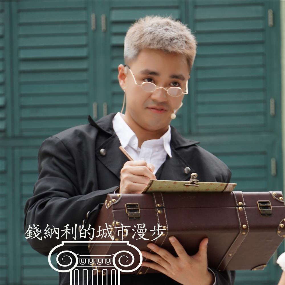 <p><span style="color: rgb(5, 5, 5); font-family: "Segoe UI Historic", "Segoe UI", Helvetica, Arial, sans-serif; font-size: 15px;">錢納利的城市速寫是富詩意的澳門視覺記錄。在澳門的二十多年裡,錢納利運用鉛筆、鋼筆、墨水以至烏賊液等各類工具,以速寫的方式生動地記錄了19 世紀澳門及珠江口的中西建築、漁村風景及日常生活場景,且彙集成冊,作為其創作素材。</span></p>