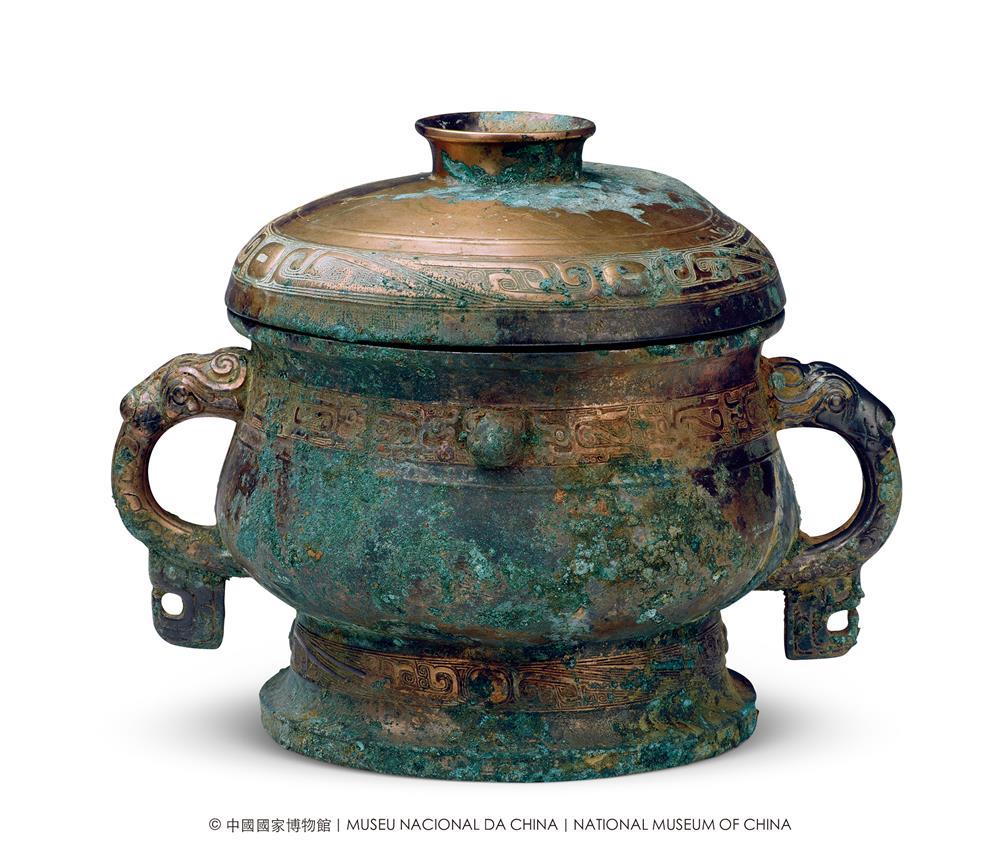 <p>中國古代青銅器以銅、錫、鉛三元合金為主,錫含量較低時,其天然顔色為金色。此器保存狀況較好,埋藏環境有效隔絕空氣,一定程度上避免了器物表面的氧化過程。尤其蓋面、頸部氧化程度較輕,保持著青銅器新鑄時的金黃本色。</p>
<p>**********</p>
<p>129</p>
<p>晉侯簋</p>
<p>轉變期· 西周中期(約公元前976 - 前878 年)</p>
<p>高18.8 釐米 口徑17.3 釐米</p>