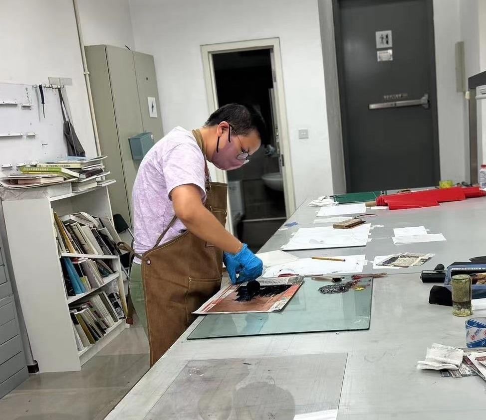 <p>学员制作铜版画</p>
