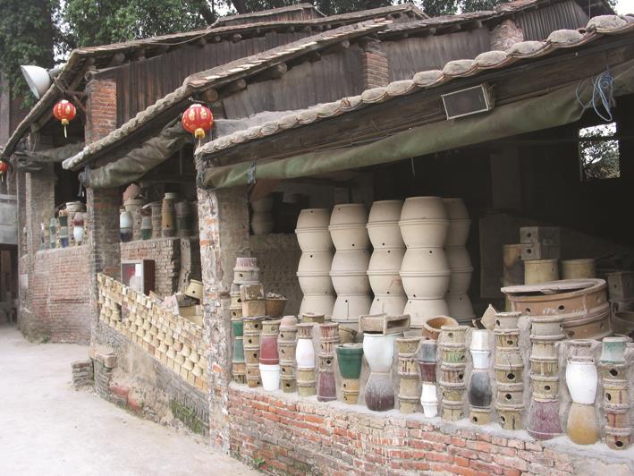 <p><span style="color: rgb(8, 8, 9); font-family: "Segoe UI Historic", "Segoe UI", Helvetica, Arial, sans-serif; font-size: 15px;">2 . 裝灶</span><br class="html-br" style="color: rgb(8, 8, 9); font-family: "Segoe UI Historic", "Segoe UI", Helvetica, Arial, sans-serif; font-size: 15px;" />
<span style="color: rgb(8, 8, 9); font-family: "Segoe UI Historic", "Segoe UI", Helvetica, Arial, sans-serif; font-size: 15px;">將匣砵及大件泥塑作品,通過窯身側面的窯門及窯尾進入窯肚內裝窯。窯底為斜坡,有厚粗沙層以穩定匣砵的垂直堆疊擺放。</span></p>