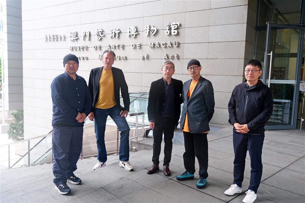 <p>各評委在藝術博物館前合照</p>