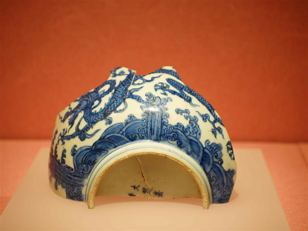 <p><span style="color: rgb(8, 8, 9); font-family: "Segoe UI Historic", "Segoe UI", Helvetica, Arial, sans-serif; font-size: 15px;">【海水江崖龍紋】</span><br class="html-br" style="color: rgb(8, 8, 9); font-family: "Segoe UI Historic", "Segoe UI", Helvetica, Arial, sans-serif; font-size: 15px;" />
<span style="color: rgb(8, 8, 9); font-family: "Segoe UI Historic", "Segoe UI", Helvetica, Arial, sans-serif; font-size: 15px;">五爪龍紋是皇帝的象徵，配以海水江崖紋，寓意為皇帝掌握天下江山。</span><br class="html-br" style="color: rgb(8, 8, 9); font-family: "Segoe UI Historic", "Segoe UI", Helvetica, Arial, sans-serif; font-size: 15px;" />
<span style="color: rgb(8, 8, 9); font-family: "Segoe UI Historic", "Segoe UI", Helvetica, Arial, sans-serif; font-size: 15px;">-------------------------------</span><br class="html-br" style="color: rgb(8, 8, 9); font-family: "Segoe UI Historic", "Segoe UI", Helvetica, Arial, sans-serif; font-size: 15px;" />
<span style="color: rgb(8, 8, 9); font-family: "Segoe UI Historic", "Segoe UI", Helvetica, Arial, sans-serif; font-size: 15px;">青花海水江崖龍紋大碗標本</span><br class="html-br" style="color: rgb(8, 8, 9); font-family: "Segoe UI Historic", "Segoe UI", Helvetica, Arial, sans-serif; font-size: 15px;" />
<span style="color: rgb(8, 8, 9); font-family: "Segoe UI Historic", "Segoe UI", Helvetica, Arial, sans-serif; font-size: 15px;">明嘉靖</span><br class="html-br" style="color: rgb(8, 8, 9); font-family: "Segoe UI Historic", "Segoe UI", Helvetica, Arial, sans-serif; font-size: 15px;" />
<span style="color: rgb(8, 8, 9); font-family: "Segoe UI Historic", "Segoe UI", Helvetica, Arial, sans-serif; font-size: 15px;">殘高12.3 釐米　足徑15釐米</span><br class="html-br" style="color: rgb(8, 8, 9); font-family: "Segoe UI Historic", "Segoe UI", Helvetica, Arial, sans-serif; font-size: 15px;" />
<span style="color: rgb(8, 8, 9); font-family: "Segoe UI Historic", "Segoe UI", Helvetica, Arial, sans-serif; font-size: 15px;">澳門藝術博物館</span></p>
