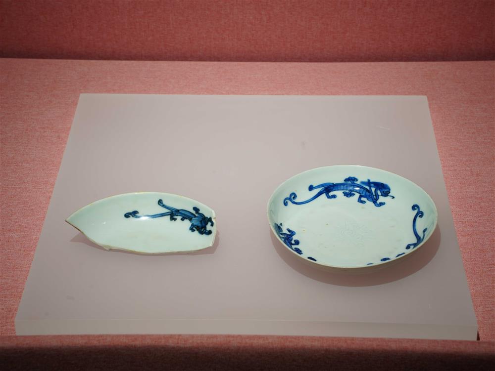 <p><span style="color: rgb(8, 8, 9); font-family: "Segoe UI Historic", "Segoe UI", Helvetica, Arial, sans-serif; font-size: 15px;">【螭龍紋】</span><br class="html-br" style="color: rgb(8, 8, 9); font-family: "Segoe UI Historic", "Segoe UI", Helvetica, Arial, sans-serif; font-size: 15px;" />
<span style="color: rgb(8, 8, 9); font-family: "Segoe UI Historic", "Segoe UI", Helvetica, Arial, sans-serif; font-size: 15px;">此盤內壁以青花繪三條首尾相接的螭龍紋。螭龍紋在明代晚期的景德鎮民窯青花瓷器中較為多見。</span><br class="html-br" style="color: rgb(8, 8, 9); font-family: "Segoe UI Historic", "Segoe UI", Helvetica, Arial, sans-serif; font-size: 15px;" />
<span style="color: rgb(8, 8, 9); font-family: "Segoe UI Historic", "Segoe UI", Helvetica, Arial, sans-serif; font-size: 15px;">-------------------------------</span><br class="html-br" style="color: rgb(8, 8, 9); font-family: "Segoe UI Historic", "Segoe UI", Helvetica, Arial, sans-serif; font-size: 15px;" />
<span style="color: rgb(8, 8, 9); font-family: "Segoe UI Historic", "Segoe UI", Helvetica, Arial, sans-serif; font-size: 15px;">圖左：青花螭紋盤標本</span><br class="html-br" style="color: rgb(8, 8, 9); font-family: "Segoe UI Historic", "Segoe UI", Helvetica, Arial, sans-serif; font-size: 15px;" />
<span style="color: rgb(8, 8, 9); font-family: "Segoe UI Historic", "Segoe UI", Helvetica, Arial, sans-serif; font-size: 15px;">明</span><br class="html-br" style="color: rgb(8, 8, 9); font-family: "Segoe UI Historic", "Segoe UI", Helvetica, Arial, sans-serif; font-size: 15px;" />
<span style="color: rgb(8, 8, 9); font-family: "Segoe UI Historic", "Segoe UI", Helvetica, Arial, sans-serif; font-size: 15px;">高3釐米　口徑14釐米　足徑9</span><br class="html-br" style="color: rgb(8, 8, 9); font-family: "Segoe UI Historic", "Segoe UI", Helvetica, Arial, sans-serif; font-size: 15px;" />
<span style="color: rgb(8, 8, 9); font-family: "Segoe UI Historic", "Segoe UI", Helvetica, Arial, sans-serif; font-size: 15px;">澳門藝術博物館</span><br class="html-br" style="color: rgb(8, 8, 9); font-family: "Segoe UI Historic", "Segoe UI", Helvetica, Arial, sans-serif; font-size: 15px;" />
<span style="color: rgb(8, 8, 9); font-family: "Segoe UI Historic", "Segoe UI", Helvetica, Arial, sans-serif; font-size: 15px;">A-CA2011-000671</span><br class="html-br" style="color: rgb(8, 8, 9); font-family: "Segoe UI Historic", "Segoe UI", Helvetica, Arial, sans-serif; font-size: 15px;" />
<br class="html-br" style="color: rgb(8, 8, 9); font-family: "Segoe UI Historic", "Segoe UI", Helvetica, Arial, sans-serif; font-size: 15px;" />
<span style="color: rgb(8, 8, 9); font-family: "Segoe UI Historic", "Segoe UI", Helvetica, Arial, sans-serif; font-size: 15px;">圖右：青花三螭紋盤</span><br class="html-br" style="color: rgb(8, 8, 9); font-family: "Segoe UI Historic", "Segoe UI", Helvetica, Arial, sans-serif; font-size: 15px;" />
<span style="color: rgb(8, 8, 9); font-family: "Segoe UI Historic", "Segoe UI", Helvetica, Arial, sans-serif; font-size: 15px;">明隆慶</span><br class="html-br" style="color: rgb(8, 8, 9); font-family: "Segoe UI Historic", "Segoe UI", Helvetica, Arial, sans-serif; font-size: 15px;" />
<span style="color: rgb(8, 8, 9); font-family: "Segoe UI Historic", "Segoe UI", Helvetica, Arial, sans-serif; font-size: 15px;">二級</span><br class="html-br" style="color: rgb(8, 8, 9); font-family: "Segoe UI Historic", "Segoe UI", Helvetica, Arial, sans-serif; font-size: 15px;" />
<span style="color: rgb(8, 8, 9); font-family: "Segoe UI Historic", "Segoe UI", Helvetica, Arial, sans-serif; font-size: 15px;">高2.4釐米　口徑14.1釐米　足徑8.5釐米</span><br class="html-br" style="color: rgb(8, 8, 9); font-family: "Segoe UI Historic", "Segoe UI", Helvetica, Arial, sans-serif; font-size: 15px;" />
<span style="color: rgb(8, 8, 9); font-family: "Segoe UI Historic", "Segoe UI", Helvetica, Arial, sans-serif; font-size: 15px;">故宮博物院</span><span style="color: rgb(8, 8, 9); font-family: "Segoe UI Historic", "Segoe UI", Helvetica, Arial, sans-serif; font-size: 15px;">&nbsp;</span></p>
