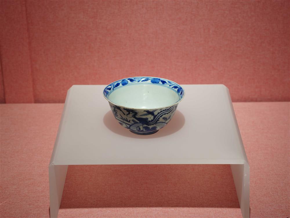 <p><span style="color: rgb(8, 8, 9); font-family: "Segoe UI Historic", "Segoe UI", Helvetica, Arial, sans-serif; font-size: 15px;">青花竹鳳紋碗</span><br class="html-br" style="color: rgb(8, 8, 9); font-family: "Segoe UI Historic", "Segoe UI", Helvetica, Arial, sans-serif; font-size: 15px;" />
<span style="color: rgb(8, 8, 9); font-family: "Segoe UI Historic", "Segoe UI", Helvetica, Arial, sans-serif; font-size: 15px;">明萬曆</span><br class="html-br" style="color: rgb(8, 8, 9); font-family: "Segoe UI Historic", "Segoe UI", Helvetica, Arial, sans-serif; font-size: 15px;" />
<span style="color: rgb(8, 8, 9); font-family: "Segoe UI Historic", "Segoe UI", Helvetica, Arial, sans-serif; font-size: 15px;">高6.1釐米　口徑12釐米　足徑4.6釐米</span><br class="html-br" style="color: rgb(8, 8, 9); font-family: "Segoe UI Historic", "Segoe UI", Helvetica, Arial, sans-serif; font-size: 15px;" />
<span style="color: rgb(8, 8, 9); font-family: "Segoe UI Historic", "Segoe UI", Helvetica, Arial, sans-serif; font-size: 15px;">故宮博物院</span><span style="color: rgb(8, 8, 9); font-family: "Segoe UI Historic", "Segoe UI", Helvetica, Arial, sans-serif; font-size: 15px;">&nbsp;</span></p>

