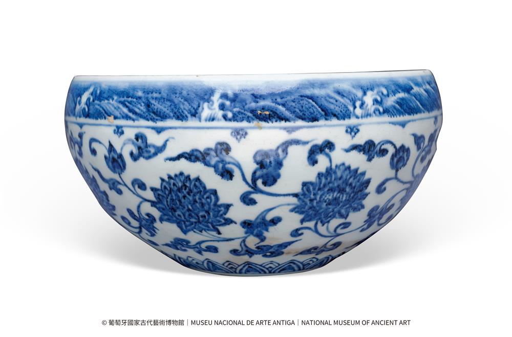 <div>【花卉動物紋飾】</div>

<div>&nbsp;</div>

<div>青花纏枝蓮紋碗<span style="white-space:pre"> </span></div>

<div>明宣德<span style="white-space:pre"> </span></div>

<div>高13.1釐米&nbsp; &nbsp;口徑25.4釐米<span style="white-space:pre"> </span></div>

<div>葡萄牙國家古代藝術博物館</div>
