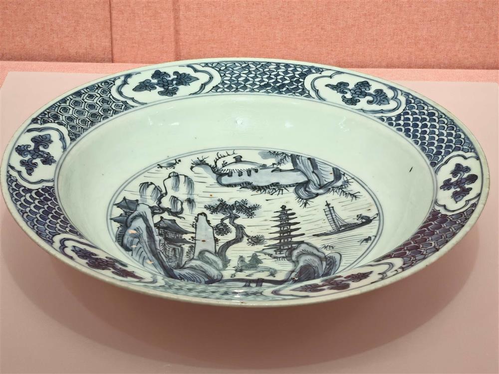 <div>青花山水樓閣紋盤<span style="white-space:pre"> </span></div>

<div>明, 16世紀</div>

<div>高6釐米　口徑30.5釐米</div>

<div>葡萄牙國家古代藝術博物館</div>
