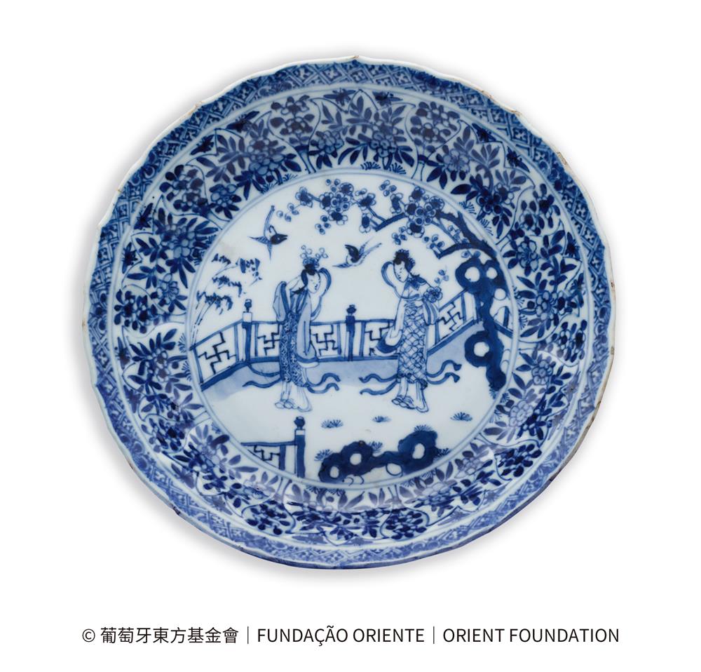 <div>青花人物紋盤<span style="white-space:pre"> </span></div>

<div>清康熙, 17世紀末<span style="white-space:pre"> </span></div>

<div>高3.7釐米　口徑21.3釐米　足徑12.2釐米<span style="white-space:pre"> </span> <span style="white-space:pre"> </span></div>

<div>葡萄牙東方博物館</div>
