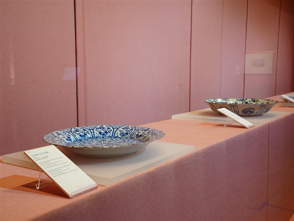 <div>青花開光花卉紋盤<span style="white-space:pre"> </span></div>

<div>清康熙<span style="white-space:pre"> </span></div>

<div>高5.5釐米　口徑39.8釐米</div>

<div>葡萄牙國家古代藝術博物館</div>

