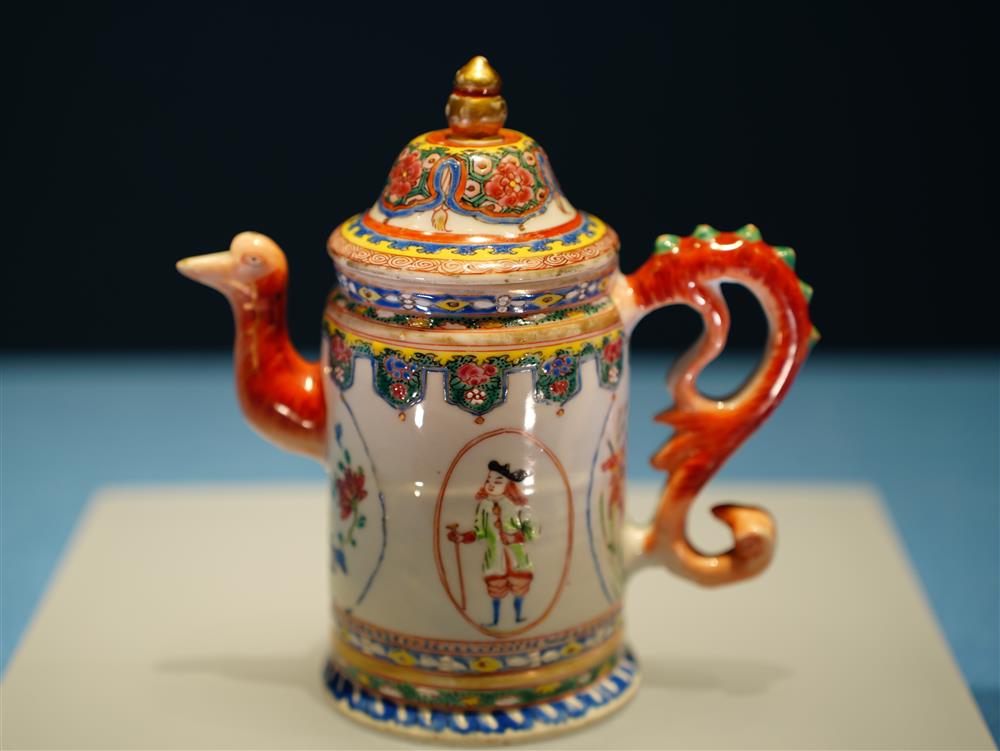 <p>粉彩開光荷蘭人物咖啡壺<br />
清雍正,約1730年<br />
高17釐米<br />
葡萄牙東方博物館</p>