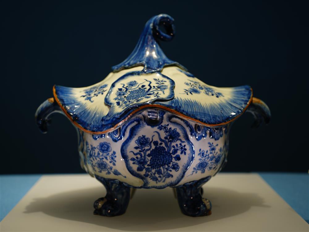 <p><span style="color: rgb(8, 8, 9); font-family: "Segoe UI Historic", "Segoe UI", Helvetica, Arial, sans-serif; font-size: 15px;">青花花卉紋雙耳四足帶蓋鍋</span><br class="html-br" style="color: rgb(8, 8, 9); font-family: "Segoe UI Historic", "Segoe UI", Helvetica, Arial, sans-serif; font-size: 15px;" />
<span style="color: rgb(8, 8, 9); font-family: "Segoe UI Historic", "Segoe UI", Helvetica, Arial, sans-serif; font-size: 15px;">清雍正</span><br class="html-br" style="color: rgb(8, 8, 9); font-family: "Segoe UI Historic", "Segoe UI", Helvetica, Arial, sans-serif; font-size: 15px;" />
<span style="color: rgb(8, 8, 9); font-family: "Segoe UI Historic", "Segoe UI", Helvetica, Arial, sans-serif; font-size: 15px;">通高31.5釐米 口徑20.5釐米 足距13.5釐米 故宮博物院</span></p>