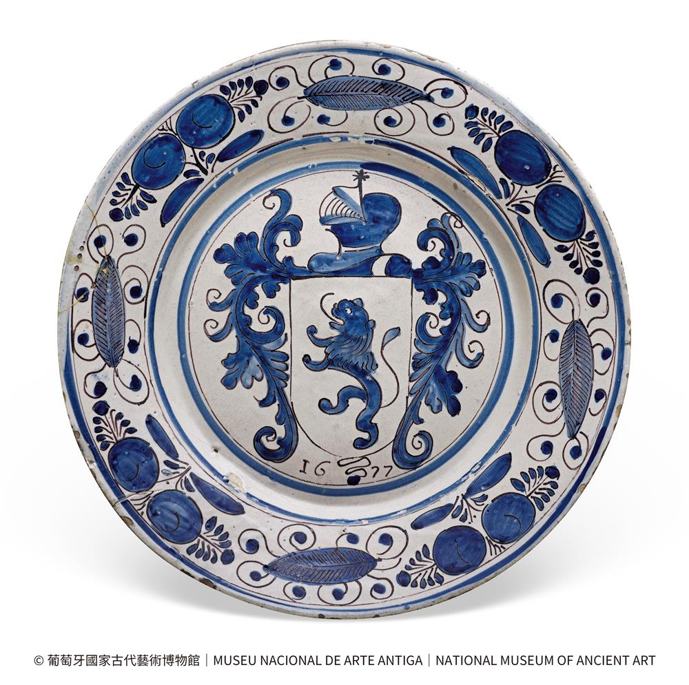 <p><span style="color: rgb(8, 8, 9); font-family: "Segoe UI Historic", "Segoe UI", Helvetica, Arial, sans-serif; font-size: 15px;">家族紋章陶器（現場展品編號︰88）</span><br class="html-br" style="color: rgb(8, 8, 9); font-family: "Segoe UI Historic", "Segoe UI", Helvetica, Arial, sans-serif; font-size: 15px;" />
<br class="html-br" style="color: rgb(8, 8, 9); font-family: "Segoe UI Historic", "Segoe UI", Helvetica, Arial, sans-serif; font-size: 15px;" />
<span style="color: rgb(8, 8, 9); font-family: "Segoe UI Historic", "Segoe UI", Helvetica, Arial, sans-serif; font-size: 15px;">白地藍彩&ldquo;席爾瓦&rdquo;家族紋章陶盤</span><br class="html-br" style="color: rgb(8, 8, 9); font-family: "Segoe UI Historic", "Segoe UI", Helvetica, Arial, sans-serif; font-size: 15px;" />
<span style="color: rgb(8, 8, 9); font-family: "Segoe UI Historic", "Segoe UI", Helvetica, Arial, sans-serif; font-size: 15px;">葡萄牙</span><br class="html-br" style="color: rgb(8, 8, 9); font-family: "Segoe UI Historic", "Segoe UI", Helvetica, Arial, sans-serif; font-size: 15px;" />
<span style="color: rgb(8, 8, 9); font-family: "Segoe UI Historic", "Segoe UI", Helvetica, Arial, sans-serif; font-size: 15px;">1677年</span><br class="html-br" style="color: rgb(8, 8, 9); font-family: "Segoe UI Historic", "Segoe UI", Helvetica, Arial, sans-serif; font-size: 15px;" />
<span style="color: rgb(8, 8, 9); font-family: "Segoe UI Historic", "Segoe UI", Helvetica, Arial, sans-serif; font-size: 15px;">葡萄牙國家古代藝術博物館</span></p>
