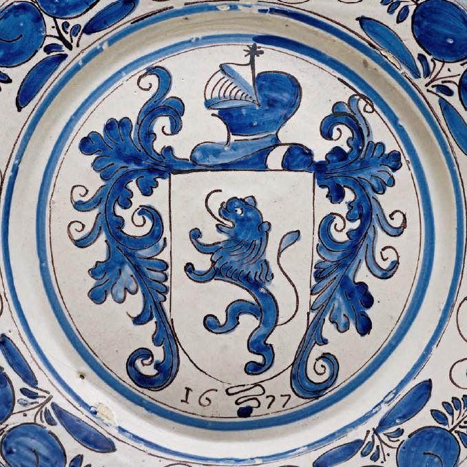 <p><span style="color: rgb(8, 8, 9); font-family: "Segoe UI Historic", "Segoe UI", Helvetica, Arial, sans-serif; font-size: 15px;">陶盤中央飾有&ldquo;席爾瓦&rdquo;家族紋章，席爾瓦家族為葡萄牙最古老、最有影響力的貴族家族之一，紋章源自萊昂國王的家族，中央繪有一頭獅子。盤內壁均分佈著八組紋飾，是交替出現的雙桃和葉片，桃的兩側有棕櫚紋，葉片周圍伸出若干卷鬚，被歸為 &ldquo;蜘蛛&rdquo;（aranhoes）風格，得名於盤內壁描繪的帶卷鬚的葉片形似蜘蛛。貴族家族的紋章常被用來裝飾餐具，以彰顯身份和歸屬，這種做法在葡萄牙本土陶器和中國外銷瓷器中均有發現。</span></p>

