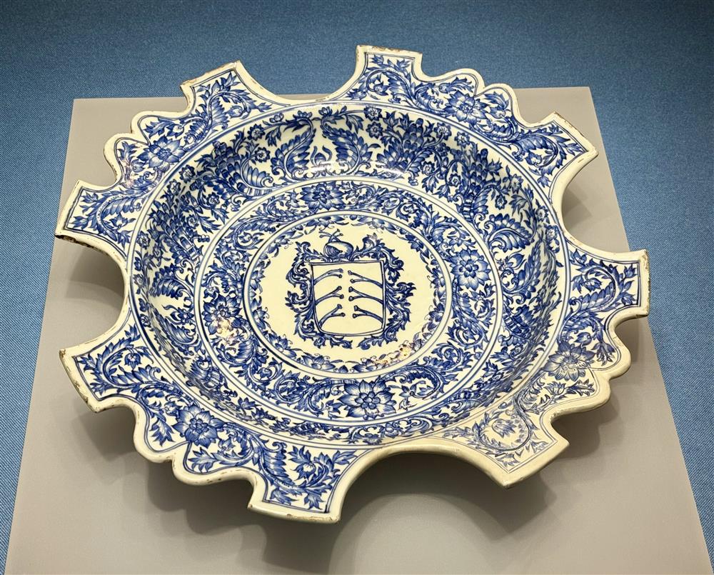 <p><span style="color: rgb(8, 8, 9); font-family: "Segoe UI Historic", "Segoe UI", Helvetica, Arial, sans-serif; font-size: 15px;">家族紋章瓷（現場展品編號︰103）</span><br class="html-br" style="color: rgb(8, 8, 9); font-family: "Segoe UI Historic", "Segoe UI", Helvetica, Arial, sans-serif; font-size: 15px;" />
<br class="html-br" style="color: rgb(8, 8, 9); font-family: "Segoe UI Historic", "Segoe UI", Helvetica, Arial, sans-serif; font-size: 15px;" />
<span style="color: rgb(8, 8, 9); font-family: "Segoe UI Historic", "Segoe UI", Helvetica, Arial, sans-serif; font-size: 15px;">青花&ldquo;科斯達&rdquo;家族紋章瓷盆</span><br class="html-br" style="color: rgb(8, 8, 9); font-family: "Segoe UI Historic", "Segoe UI", Helvetica, Arial, sans-serif; font-size: 15px;" />
<span style="color: rgb(8, 8, 9); font-family: "Segoe UI Historic", "Segoe UI", Helvetica, Arial, sans-serif; font-size: 15px;">清康熙，約1690-1710年</span><br class="html-br" style="color: rgb(8, 8, 9); font-family: "Segoe UI Historic", "Segoe UI", Helvetica, Arial, sans-serif; font-size: 15px;" />
<span style="color: rgb(8, 8, 9); font-family: "Segoe UI Historic", "Segoe UI", Helvetica, Arial, sans-serif; font-size: 15px;">葡萄牙東方基金會 / 東方博物館</span></p>
