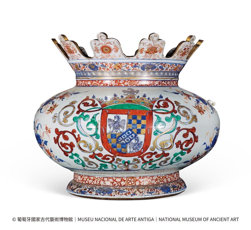 <p><span style="color: rgb(8, 8, 9); font-family: "Segoe UI Historic", "Segoe UI", Helvetica, Arial, sans-serif; font-size: 15px;">家族紋章瓷（現場展品編號︰104）</span><br class="html-br" style="color: rgb(8, 8, 9); font-family: "Segoe UI Historic", "Segoe UI", Helvetica, Arial, sans-serif; font-size: 15px;" />
<br class="html-br" style="color: rgb(8, 8, 9); font-family: "Segoe UI Historic", "Segoe UI", Helvetica, Arial, sans-serif; font-size: 15px;" />
<span style="color: rgb(8, 8, 9); font-family: "Segoe UI Historic", "Segoe UI", Helvetica, Arial, sans-serif; font-size: 15px;">五彩描金&ldquo;桑帕約&rdquo;家族紋章冰鎮器</span><br class="html-br" style="color: rgb(8, 8, 9); font-family: "Segoe UI Historic", "Segoe UI", Helvetica, Arial, sans-serif; font-size: 15px;" />
<span style="color: rgb(8, 8, 9); font-family: "Segoe UI Historic", "Segoe UI", Helvetica, Arial, sans-serif; font-size: 15px;">清康熙，約1720年</span><br class="html-br" style="color: rgb(8, 8, 9); font-family: "Segoe UI Historic", "Segoe UI", Helvetica, Arial, sans-serif; font-size: 15px;" />
<span style="color: rgb(8, 8, 9); font-family: "Segoe UI Historic", "Segoe UI", Helvetica, Arial, sans-serif; font-size: 15px;">葡萄牙國家古代藝術博物館</span></p>
