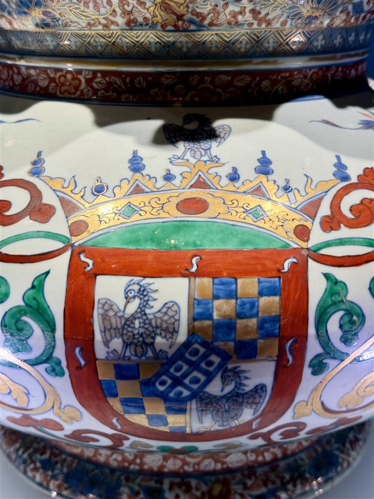 <p><span style="color: rgb(8, 8, 9); font-family: "Segoe UI Historic", "Segoe UI", Helvetica, Arial, sans-serif; font-size: 15px;">冰鎮器造型圓潤，頸部短而寬，呈環狀，壺口飾以深齒狀的冠狀紋飾，用於保持飲料冰爽。壺身飾有&ldquo;桑帕約&rdquo;家族的紋章，以釉下鈷藍和釉上鐵紅、鐵綠、金彩繪製。一如16、17世紀葡萄牙人定制的陶器一樣，中國陶工以自己的方式詮釋了紋章和徽章，例如，他們將紋章元素&mdash;&mdash;垂飾&mdash;&mdash;轉化為純粹的裝飾性複雜阿拉伯式花紋，其餘裝飾則由中國伊萬里彩（釉下鈷藍，釉上鐵紅和金）的花卉圖案和花卉邊飾構成，具濃重中西交融的藝術風格。</span></p>

