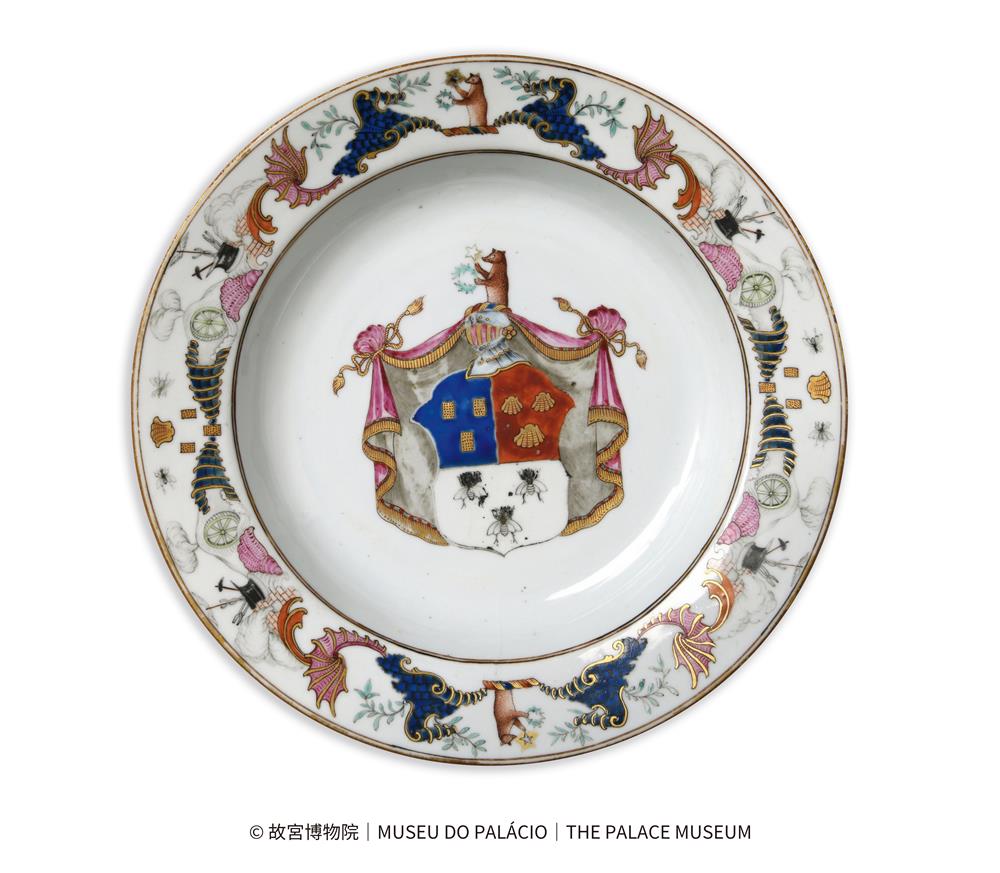 <p><span style="color: rgb(8, 8, 9); font-family: "Segoe UI Historic", "Segoe UI", Helvetica, Arial, sans-serif; font-size: 15px;">家族紋章瓷（現場展品編號︰111）</span><br class="html-br" style="color: rgb(8, 8, 9); font-family: "Segoe UI Historic", "Segoe UI", Helvetica, Arial, sans-serif; font-size: 15px;" />
<br class="html-br" style="color: rgb(8, 8, 9); font-family: "Segoe UI Historic", "Segoe UI", Helvetica, Arial, sans-serif; font-size: 15px;" />
<span style="color: rgb(8, 8, 9); font-family: "Segoe UI Historic", "Segoe UI", Helvetica, Arial, sans-serif; font-size: 15px;">粉彩描金&ldquo;諾鄧克蘭茨&rdquo;家族紋章盤</span><br class="html-br" style="color: rgb(8, 8, 9); font-family: "Segoe UI Historic", "Segoe UI", Helvetica, Arial, sans-serif; font-size: 15px;" />
<span style="color: rgb(8, 8, 9); font-family: "Segoe UI Historic", "Segoe UI", Helvetica, Arial, sans-serif; font-size: 15px;">清乾隆</span><br class="html-br" style="color: rgb(8, 8, 9); font-family: "Segoe UI Historic", "Segoe UI", Helvetica, Arial, sans-serif; font-size: 15px;" />
<span style="color: rgb(8, 8, 9); font-family: "Segoe UI Historic", "Segoe UI", Helvetica, Arial, sans-serif; font-size: 15px;">故宮博物院</span></p>
