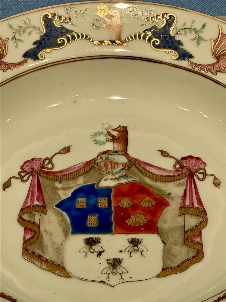 <p><span style="color: rgb(8, 8, 9); font-family: "Segoe UI Historic", "Segoe UI", Helvetica, Arial, sans-serif; font-size: 15px;">瓷盤折沿內側及內底心皆以粉彩描金裝飾，內底心繪一家族徽章，徽章主體為一騎士頭盔，頭盔下繪有三組圖案，分別是三個盾牌、貝殼和蜜蜂，周邊繪飾金色鑲邊的粉色幔帳。頭盔頂上繪一棕熊，熊呈側面站立狀，手持星星和桂冠。</span><br class="html-br" style="color: rgb(8, 8, 9); font-family: "Segoe UI Historic", "Segoe UI", Helvetica, Arial, sans-serif; font-size: 15px;" />
<span style="color: rgb(8, 8, 9); font-family: "Segoe UI Historic", "Segoe UI", Helvetica, Arial, sans-serif; font-size: 15px;">&ldquo;諾鄧克蘭茨&rdquo;家族的族徽屬於瑞典貴族貿易顧問安德斯&middot;巴赫曼松&middot;諾登克蘭茨（18世紀），其設計中包含熊、星和水車等元素，常見於獨特的中國外銷瓷器上，象徵著他在工業和商業領域的成就。族徽邊飾由家族徽章和紋章中多種元素組成，與他的交易工具巧妙融合，結合了歐洲紋章學和中國藝術風格，別具特色，非常值得細細品嚐。這件作品設計精巧，完全是歐式風格，由多個微型圖案組合而成，營造出濃鬱的中國風，成為兼具獨特的中國風格和精緻的洛可可風格紋飾。</span></p>
