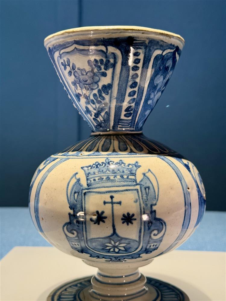 <p><span style="color: rgb(8, 8, 9); font-family: "Segoe UI Historic", "Segoe UI", Helvetica, Arial, sans-serif; font-size: 15px;">修會紋章陶器（現場展品編號︰96）</span><br class="html-br" style="color: rgb(8, 8, 9); font-family: "Segoe UI Historic", "Segoe UI", Helvetica, Arial, sans-serif; font-size: 15px;" />
<br class="html-br" style="color: rgb(8, 8, 9); font-family: "Segoe UI Historic", "Segoe UI", Helvetica, Arial, sans-serif; font-size: 15px;" />
<span style="color: rgb(8, 8, 9); font-family: "Segoe UI Historic", "Segoe UI", Helvetica, Arial, sans-serif; font-size: 15px;">白地藍彩開光花卉紋章陶瓶</span><br class="html-br" style="color: rgb(8, 8, 9); font-family: "Segoe UI Historic", "Segoe UI", Helvetica, Arial, sans-serif; font-size: 15px;" />
<span style="color: rgb(8, 8, 9); font-family: "Segoe UI Historic", "Segoe UI", Helvetica, Arial, sans-serif; font-size: 15px;">17世紀，1600-1650年</span><br class="html-br" style="color: rgb(8, 8, 9); font-family: "Segoe UI Historic", "Segoe UI", Helvetica, Arial, sans-serif; font-size: 15px;" />
<span style="color: rgb(8, 8, 9); font-family: "Segoe UI Historic", "Segoe UI", Helvetica, Arial, sans-serif; font-size: 15px;">葡萄牙國家古代藝術博物館</span></p>
