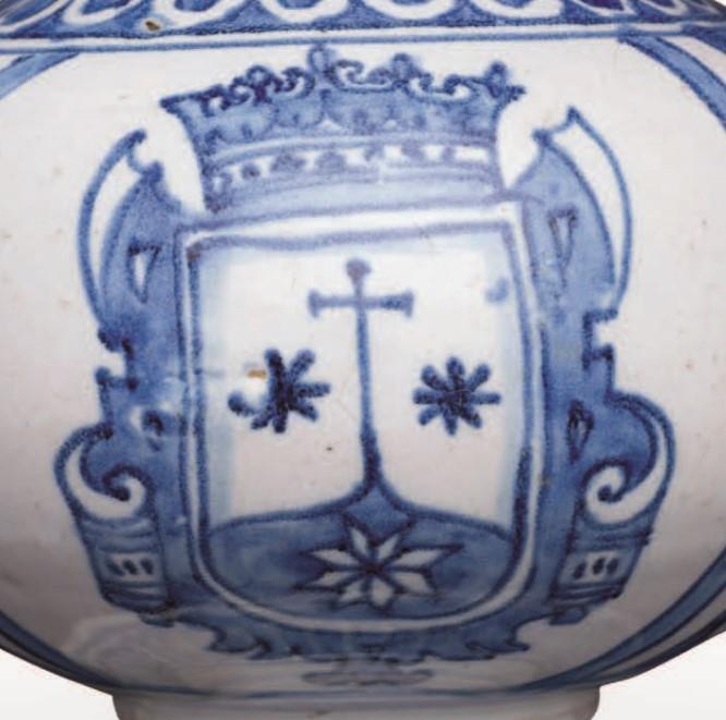 <p><span style="color: rgb(8, 8, 9); font-family: "Segoe UI Historic", "Segoe UI", Helvetica, Arial, sans-serif; font-size: 15px;">陶瓶瓶身有兩處開光位置，一邊繪有加爾默羅會的盾徽，另一邊有植物圖案。加爾默羅會會徽以一座棕色的山峰（加爾默羅山）為中心，山峰上飾有三顆星，山峰頂部通常還有一個十字架，象徵著修會的誕生地、默觀精神的聯繫，而三顆星聖母瑪利亞（中心）、先知以利亞和以利沙（兩側）展示加爾默羅會的三個歷史時期。十字架通常位於山頂，象徵基督是修會的中心。上方的冠冕代表聖母瑪利亞是加爾默羅之後，或天國的象徵。</span></p>
