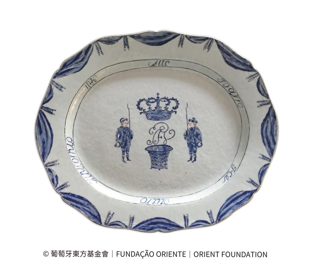 <p><span style="color: rgb(8, 8, 9); font-family: "Segoe UI Historic", "Segoe UI", Helvetica, Arial, sans-serif; font-size: 15px;">廠商紀念紋章瓷（現場展品編號︰110）</span><br class="html-br" style="color: rgb(8, 8, 9); font-family: "Segoe UI Historic", "Segoe UI", Helvetica, Arial, sans-serif; font-size: 15px;" />
<br class="html-br" style="color: rgb(8, 8, 9); font-family: "Segoe UI Historic", "Segoe UI", Helvetica, Arial, sans-serif; font-size: 15px;" />
<span style="color: rgb(8, 8, 9); font-family: "Segoe UI Historic", "Segoe UI", Helvetica, Arial, sans-serif; font-size: 15px;">白地藍彩葡萄牙皇家火藥廠紋章橢圓形盤</span><br class="html-br" style="color: rgb(8, 8, 9); font-family: "Segoe UI Historic", "Segoe UI", Helvetica, Arial, sans-serif; font-size: 15px;" />
<span style="color: rgb(8, 8, 9); font-family: "Segoe UI Historic", "Segoe UI", Helvetica, Arial, sans-serif; font-size: 15px;">清乾隆，約1776年</span><br class="html-br" style="color: rgb(8, 8, 9); font-family: "Segoe UI Historic", "Segoe UI", Helvetica, Arial, sans-serif; font-size: 15px;" />
<span style="color: rgb(8, 8, 9); font-family: "Segoe UI Historic", "Segoe UI", Helvetica, Arial, sans-serif; font-size: 15px;">葡萄牙東方基金會 / 東方博物館</span></p>
