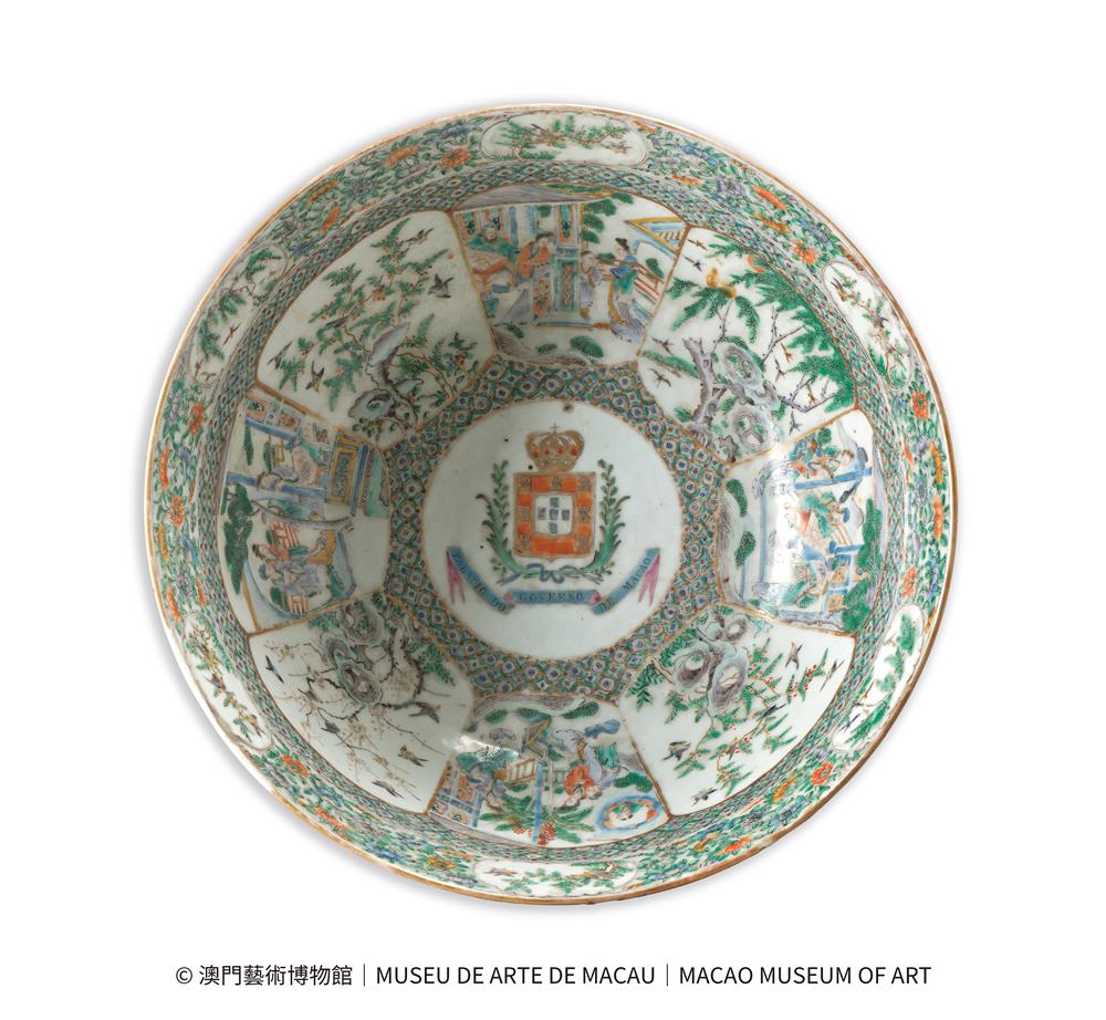 <p><span style="color: rgb(8, 8, 9); font-family: "Segoe UI Historic", "Segoe UI", Helvetica, Arial, sans-serif; font-size: 15px;">政府部門紋章瓷（現場展品編號︰122）</span><br class="html-br" style="color: rgb(8, 8, 9); font-family: "Segoe UI Historic", "Segoe UI", Helvetica, Arial, sans-serif; font-size: 15px;" />
<br class="html-br" style="color: rgb(8, 8, 9); font-family: "Segoe UI Historic", "Segoe UI", Helvetica, Arial, sans-serif; font-size: 15px;" />
<span style="color: rgb(8, 8, 9); font-family: "Segoe UI Historic", "Segoe UI", Helvetica, Arial, sans-serif; font-size: 15px;">廣彩澳門總督衙門紋章開光人物花鳥圖潘趣碗</span><br class="html-br" style="color: rgb(8, 8, 9); font-family: "Segoe UI Historic", "Segoe UI", Helvetica, Arial, sans-serif; font-size: 15px;" />
<span style="color: rgb(8, 8, 9); font-family: "Segoe UI Historic", "Segoe UI", Helvetica, Arial, sans-serif; font-size: 15px;">清光緒</span><br class="html-br" style="color: rgb(8, 8, 9); font-family: "Segoe UI Historic", "Segoe UI", Helvetica, Arial, sans-serif; font-size: 15px;" />
<span style="color: rgb(8, 8, 9); font-family: "Segoe UI Historic", "Segoe UI", Helvetica, Arial, sans-serif; font-size: 15px;">底款︰&ldquo;澳門總督衙門&rdquo;</span><br class="html-br" style="color: rgb(8, 8, 9); font-family: "Segoe UI Historic", "Segoe UI", Helvetica, Arial, sans-serif; font-size: 15px;" />
<span style="color: rgb(8, 8, 9); font-family: "Segoe UI Historic", "Segoe UI", Helvetica, Arial, sans-serif; font-size: 15px;">澳門藝術博物館</span></p>

