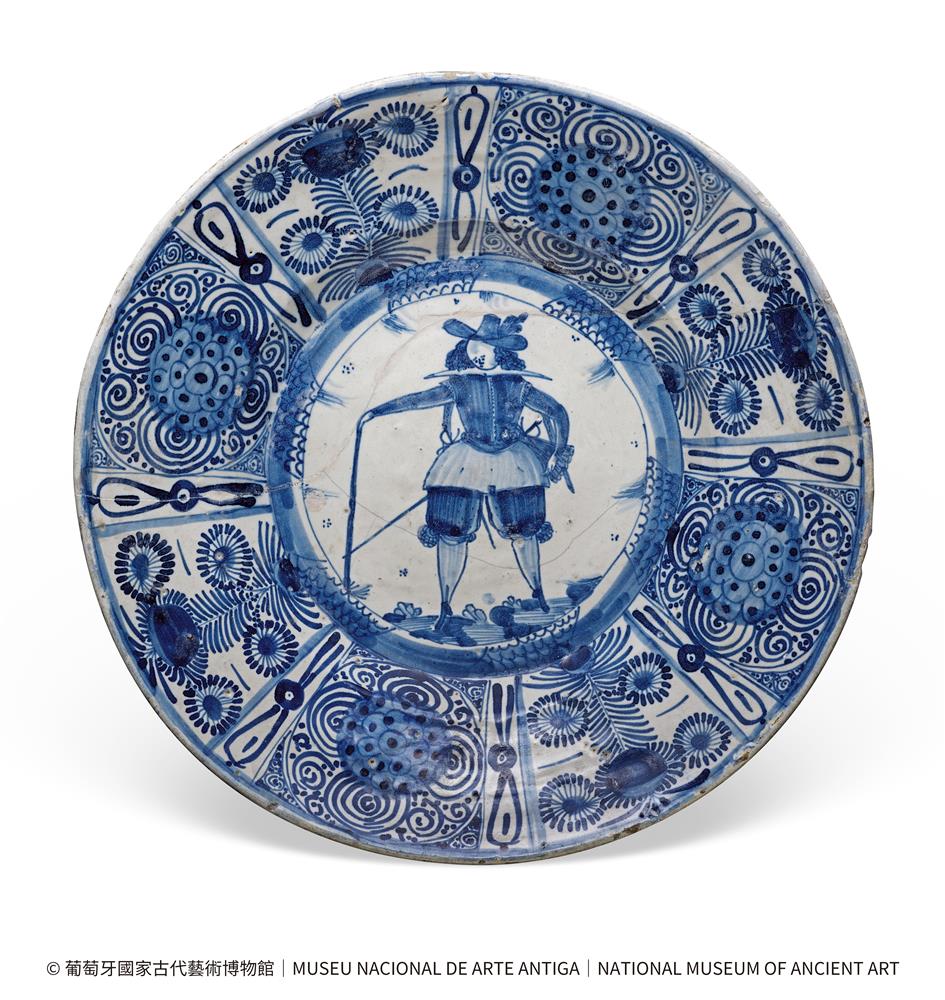 <p><span style="color: rgb(8, 8, 9); font-family: "Segoe UI Historic", "Segoe UI", Helvetica, Arial, sans-serif; font-size: 15px;">展品編號︰81</span><br class="html-br" style="color: rgb(8, 8, 9); font-family: "Segoe UI Historic", "Segoe UI", Helvetica, Arial, sans-serif; font-size: 15px;" />
<br class="html-br" style="color: rgb(8, 8, 9); font-family: "Segoe UI Historic", "Segoe UI", Helvetica, Arial, sans-serif; font-size: 15px;" />
<span style="color: rgb(8, 8, 9); font-family: "Segoe UI Historic", "Segoe UI", Helvetica, Arial, sans-serif; font-size: 15px;">白地藍彩開光花卉人物紋陶盤</span><br class="html-br" style="color: rgb(8, 8, 9); font-family: "Segoe UI Historic", "Segoe UI", Helvetica, Arial, sans-serif; font-size: 15px;" />
<span style="color: rgb(8, 8, 9); font-family: "Segoe UI Historic", "Segoe UI", Helvetica, Arial, sans-serif; font-size: 15px;">葡萄牙</span><br class="html-br" style="color: rgb(8, 8, 9); font-family: "Segoe UI Historic", "Segoe UI", Helvetica, Arial, sans-serif; font-size: 15px;" />
<span style="color: rgb(8, 8, 9); font-family: "Segoe UI Historic", "Segoe UI", Helvetica, Arial, sans-serif; font-size: 15px;">17世紀,1625-1650年</span><br class="html-br" style="color: rgb(8, 8, 9); font-family: "Segoe UI Historic", "Segoe UI", Helvetica, Arial, sans-serif; font-size: 15px;" />
<span style="color: rgb(8, 8, 9); font-family: "Segoe UI Historic", "Segoe UI", Helvetica, Arial, sans-serif; font-size: 15px;">葡萄牙國家古代藝術博物館</span><br class="html-br" style="color: rgb(8, 8, 9); font-family: "Segoe UI Historic", "Segoe UI", Helvetica, Arial, sans-serif; font-size: 15px;" />
<br class="html-br" style="color: rgb(8, 8, 9); font-family: "Segoe UI Historic", "Segoe UI", Helvetica, Arial, sans-serif; font-size: 15px;" />
<span style="color: rgb(8, 8, 9); font-family: "Segoe UI Historic", "Segoe UI", Helvetica, Arial, sans-serif; font-size: 15px;">這件陶盤屬於“葡萄牙主題”系列,根據一些學者考證,其描繪的是布拉幹薩公爵若翰四世國王。若翰四世於1640年被擁立為葡萄牙國王,恢復了國家主權,並開啟了統治至1910年的最後一個王朝。澳門若翰四世大馬路即以其命名。</span></p>